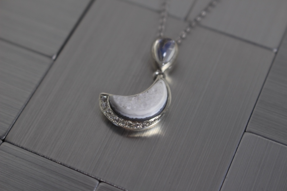 水晶ジオードの三日月のペンダント