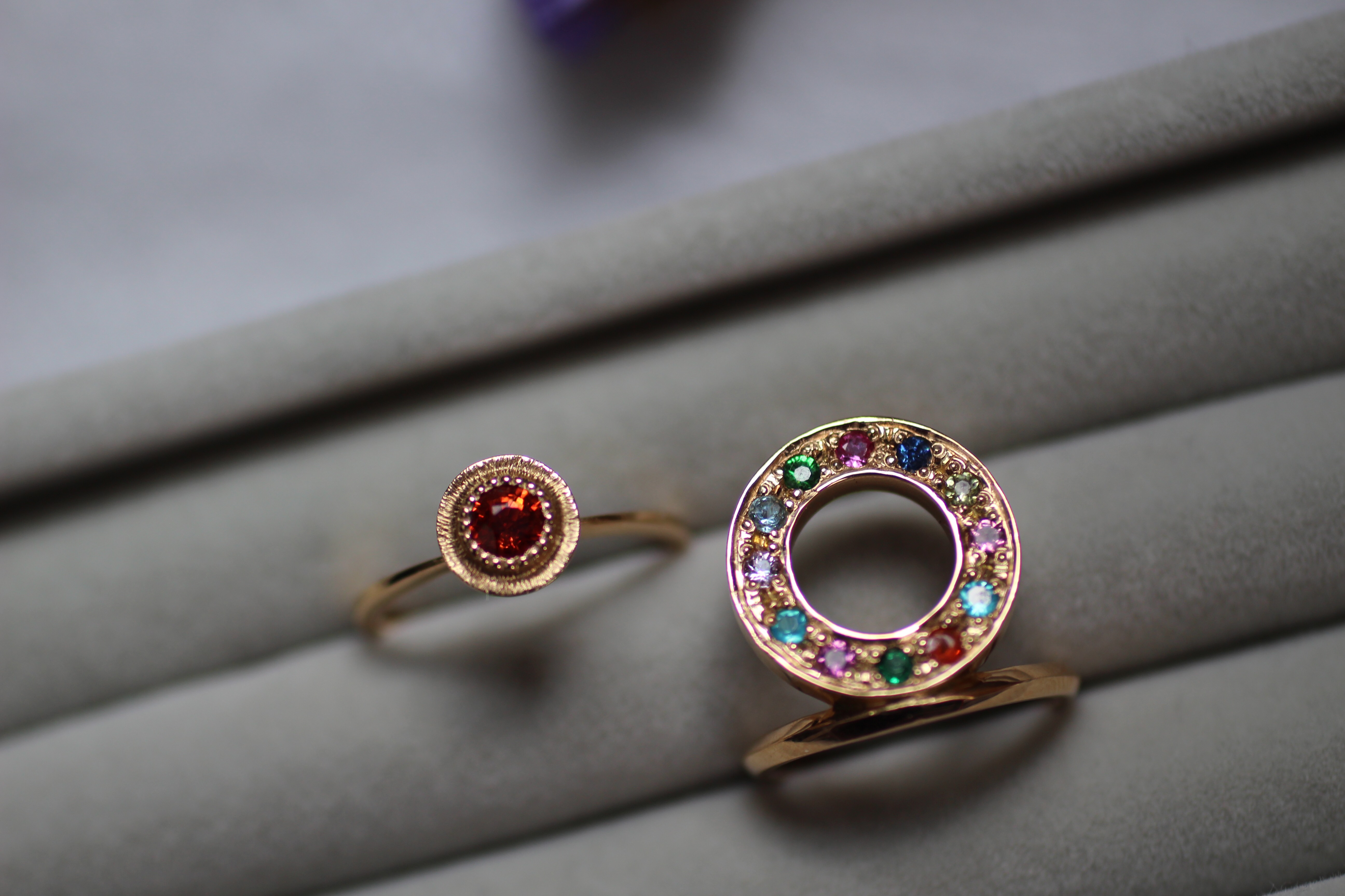 多種類の天然石を入れたサークルリング