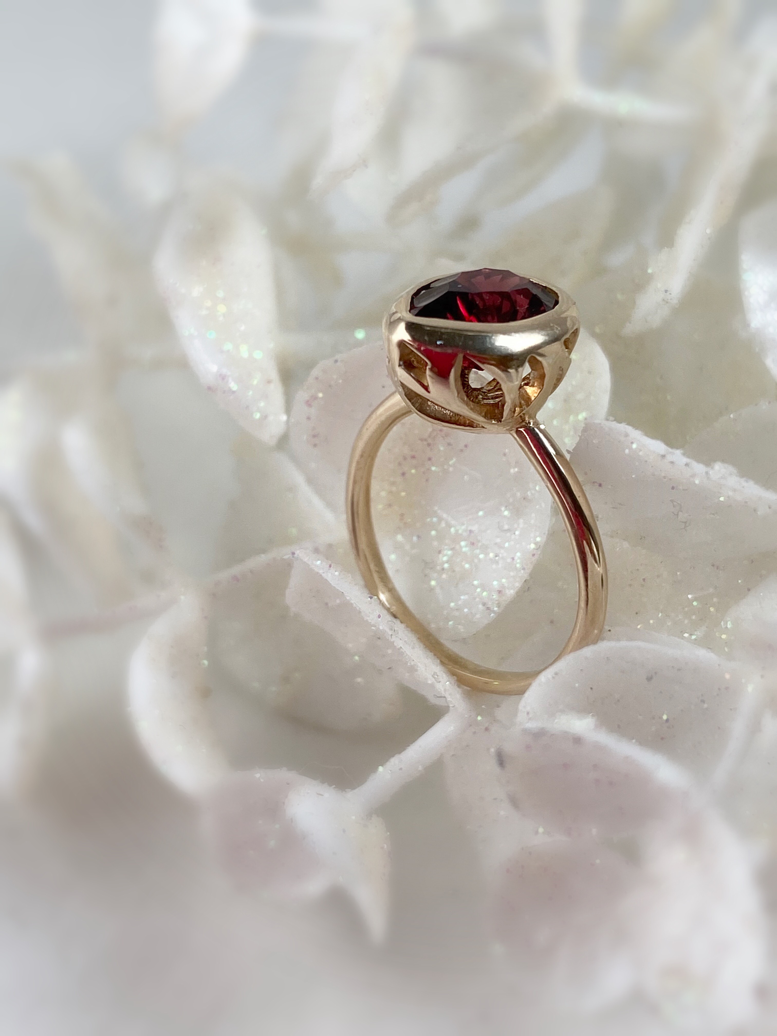 アルマンディンガーネットの透かし模様のリング