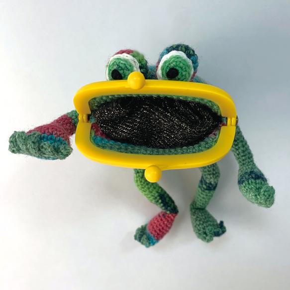 【カエル がま口 】かぎ針編みのカエル イエロー 3枚目の画像