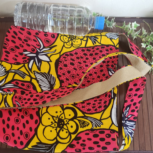 いちご柄】アフリカ布 アフリカンバティック ショルダーバッグ 斜め