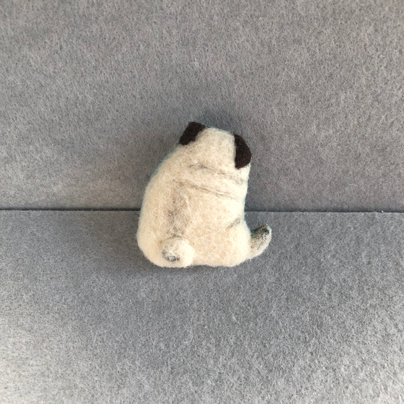 パグちゃんのブローチ 受注生産】パグちゃんの後ろ姿ブローチ・A ブローチ イネムリウサギ
