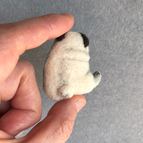 受注生産】パグちゃんの後ろ姿ブローチ・A ブローチ イネムリウサギ