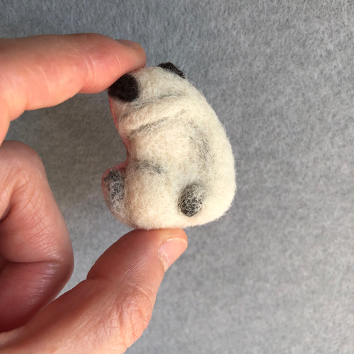 パグちゃんのブローチ 受注生産】パグちゃんの後ろ姿ブローチ・A ブローチ イネムリウサギ