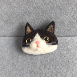 【受注生産】ハチワレ猫のお顔ブローチ 1枚目の画像