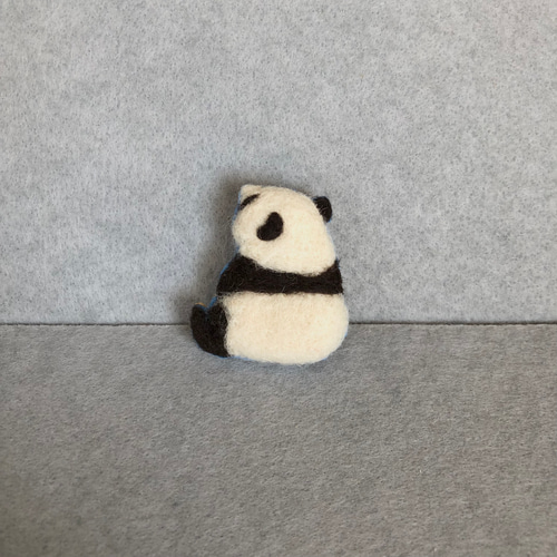 受注生産】パンダちゃんの後ろ姿ブローチ・A ブローチ イネムリウサギ