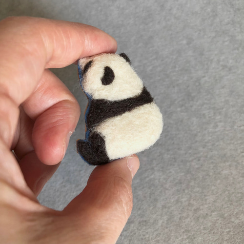 受注生産】パンダちゃんの後ろ姿ブローチ・A ブローチ イネムリウサギ