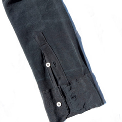 ブラック(黒)シルクシャツ、ノーカラー、ロウエッジ、パッチワーク、ハギレリメイク MOMOZONO original 3枚目の画像
