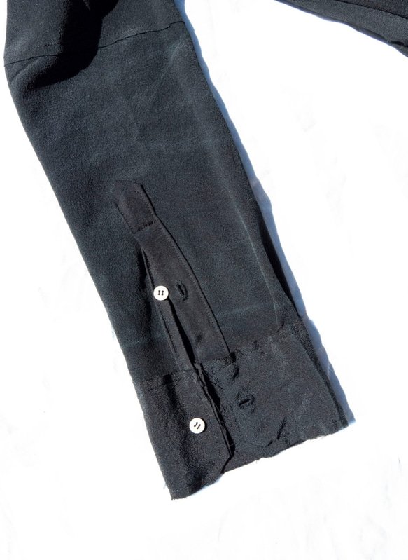 ブラック(黒)シルクシャツ、ノーカラー、ロウエッジ、パッチワーク、ハギレリメイク MOMOZONO original 3枚目の画像