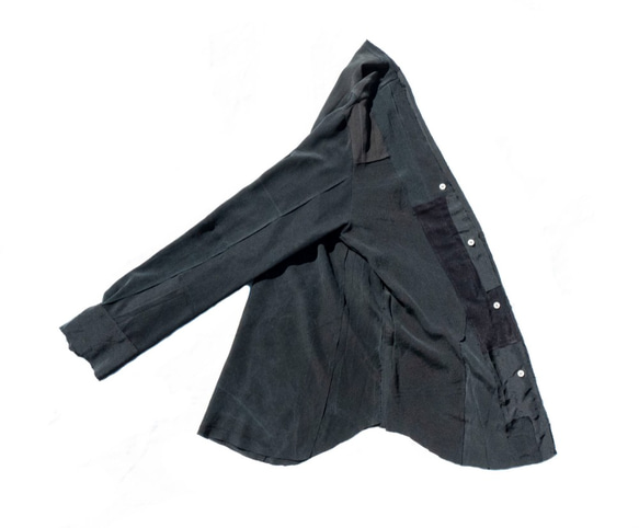 ブラック(黒)シルクシャツ、ノーカラー、ロウエッジ、パッチワーク、ハギレリメイク MOMOZONO original 4枚目の画像