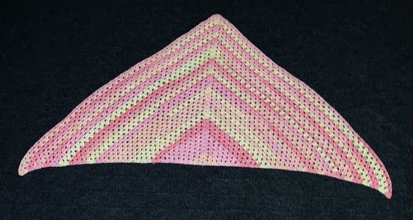 グラデーション　三角ショール　モヘア　ピンク系　お花のブローチ付き 5枚目の画像