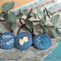 ちょうちょのくるみボタン　刺繍ヘアゴム　キチョウ 2枚目の画像