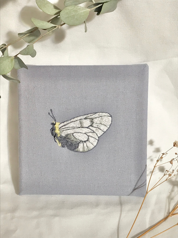 ちょうちょ手刺繍フレーム 【薄羽白蝶】ファブリックパネル 壁飾り 