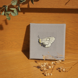 ちょうちょ手刺繍フレーム　【薄羽白蝶】ファブリックパネル　壁飾り　 2枚目の画像