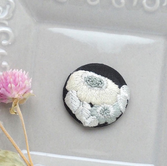 アイボリーのお花刺繍のブローチorヘアゴム　 2枚目の画像