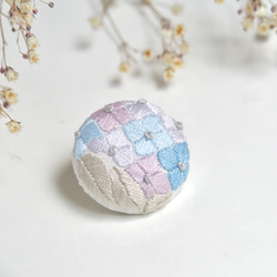 【雨上がりの紫陽花】ブローチorヘアゴム選択可　手刺繍 1枚目の画像