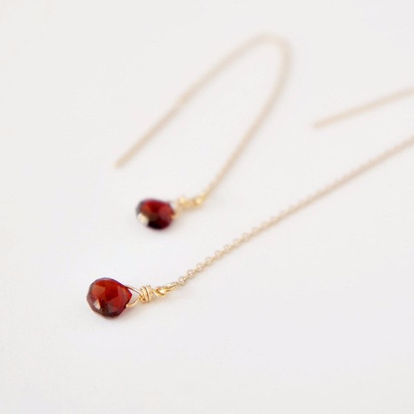 ガーネットのアメリカンピアス