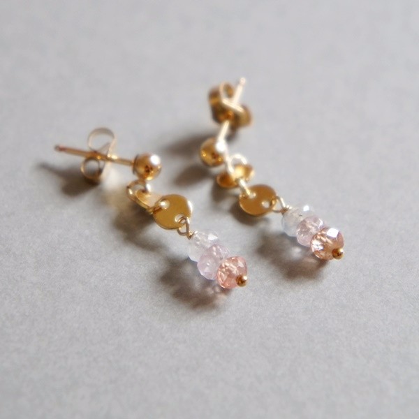 ligne マルチサファイアのプチピアス　パステル白系