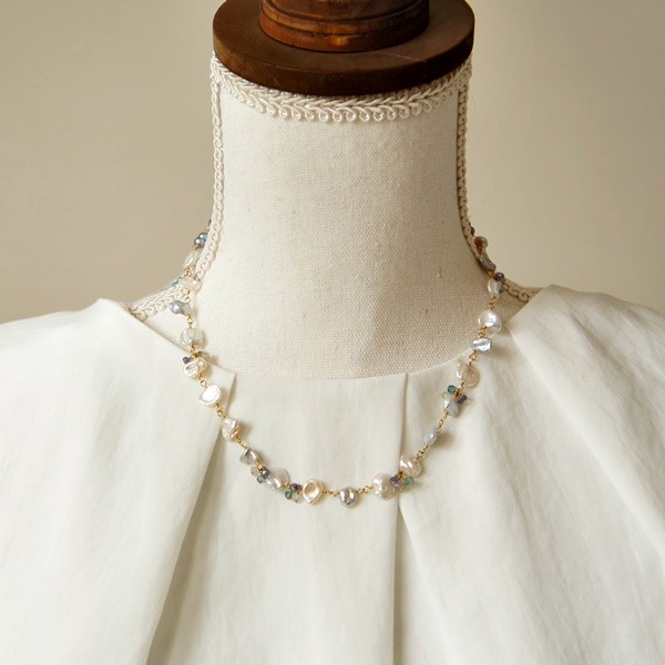 ホワイトkeshiパール×天然石のネックレス