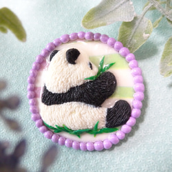 【パンダのブローチ】竹で遊ぶ赤ちゃんパンダ 1枚目の画像