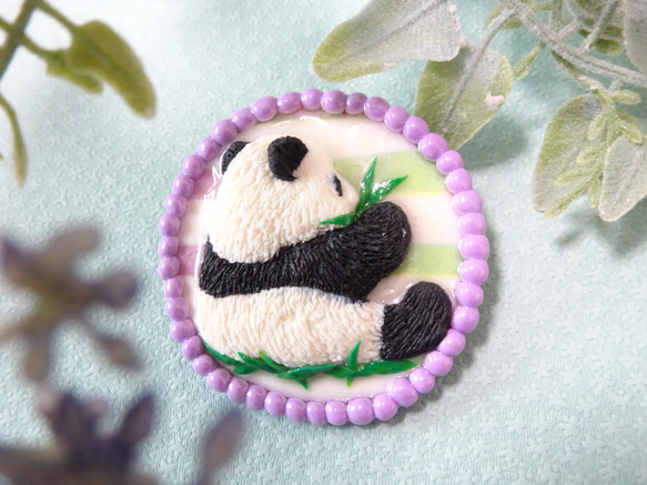 【パンダのブローチ】竹で遊ぶ赤ちゃんパンダ 1枚目の画像