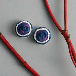 小さい花のような 手刺繍のまるいピアス１【紺×紫】 No.0103 1枚目の画像