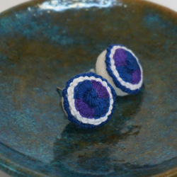 小さい花のような 手刺繍のまるいピアス１【紺×紫】 No.0103 3枚目の画像