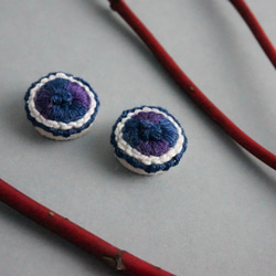 小さい花のような 手刺繍のまるいピアス１【紺×紫】 No.0103 6枚目の画像