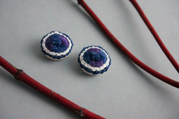 小さい花のような 手刺繍のまるいピアス１【紺×紫】 No.0103 6枚目の画像