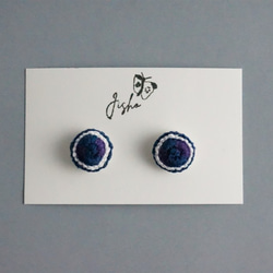 小さい花のような 手刺繍のまるいピアス１【紺×紫】 No.0103 8枚目の画像