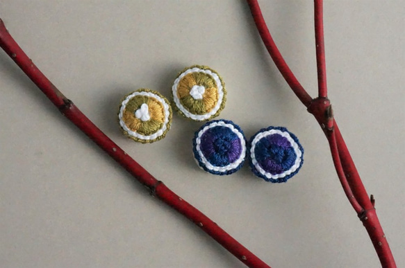 小さい花のような 手刺繍のまるいピアス１【紺×紫】 No.0103 10枚目の画像