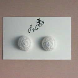 小さい花のような 手刺繍のまるいピアス２【白】 No.0201 8枚目の画像