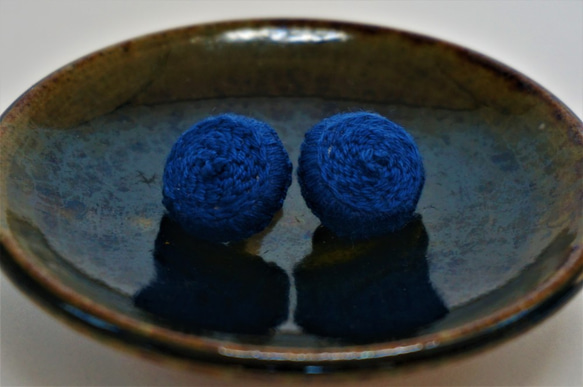 小さい花のような 手刺繍のまるいピアス３【紺】 No.0303 2枚目の画像