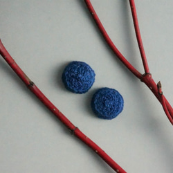 小さい花のような 手刺繍のまるいピアス３【紺】 No.0303 1枚目の画像