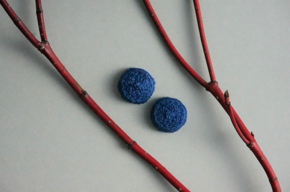 小さい花のような 手刺繍のまるいピアス３【紺】 No.0303 1枚目の画像