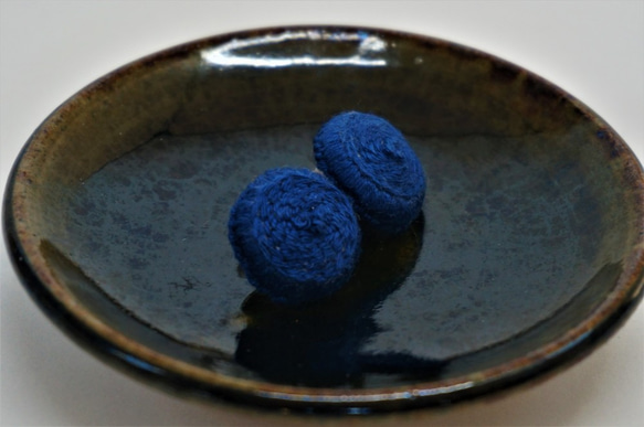 小さい花のような 手刺繍のまるいピアス３【紺】 No.0303 3枚目の画像