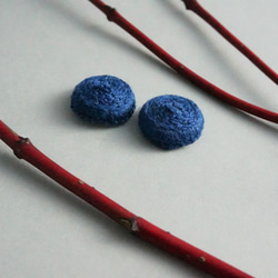 小さい花のような 手刺繍のまるいピアス３【紺】 No.0303 6枚目の画像