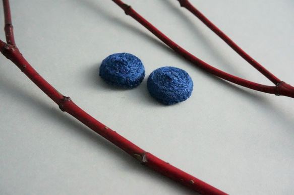小さい花のような 手刺繍のまるいピアス３【紺】 No.0303 6枚目の画像