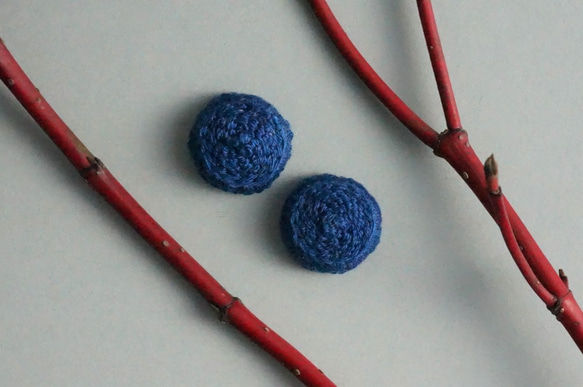 小さい花のような 手刺繍のまるいピアス３【紺】 No.0303 7枚目の画像