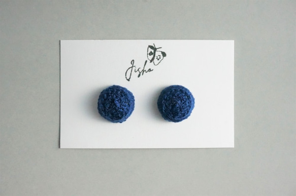 小さい花のような 手刺繍のまるいピアス３【紺】 No.0303 8枚目の画像