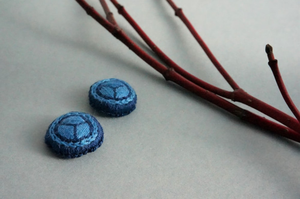 小枝をあしらったような 手刺繍のまるいピアス【紺×青】 No.0403 5枚目の画像