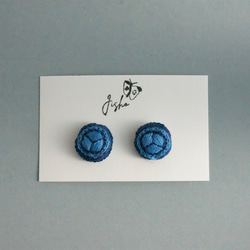 小枝をあしらったような 手刺繍のまるいピアス【紺×青】 No.0403 6枚目の画像