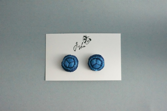 小枝をあしらったような 手刺繍のまるいピアス【紺×青】 No.0403 6枚目の画像