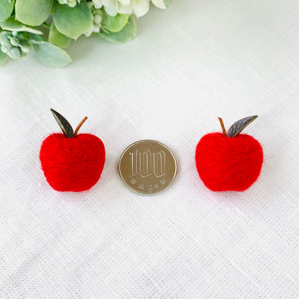 りんごのブローチ【赤】☆羊毛フェルト 3枚目の画像