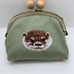 コツメカワウソ刺繍のガマ口財布(受注生産) 1枚目の画像