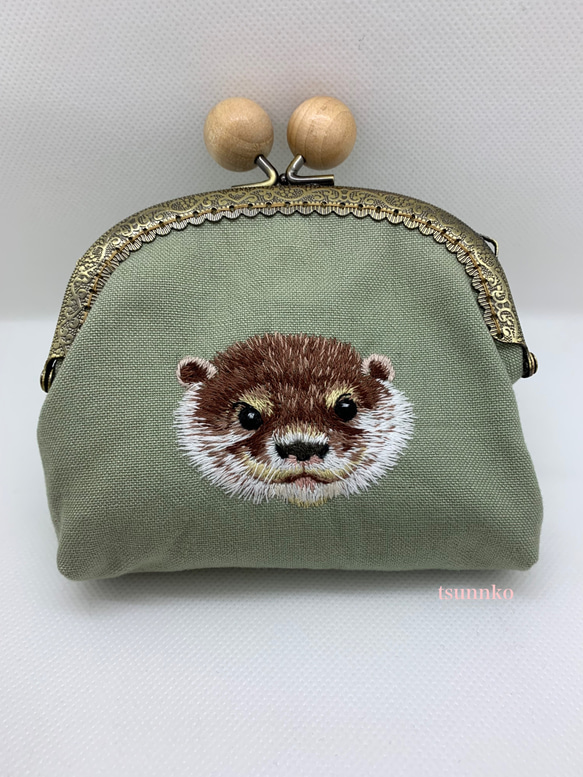 コツメカワウソ刺繍のガマ口財布(受注生産) 1枚目の画像