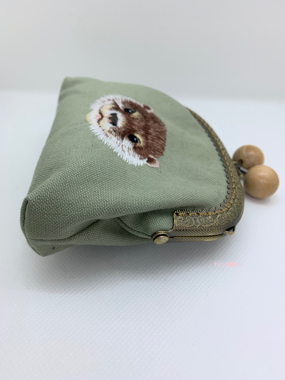 コツメカワウソ刺繍のガマ口財布(受注生産) 4枚目の画像