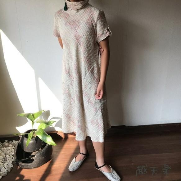 NHK「べっぴんさん」にてももクロ百田さん着用ロングセラー　後ろリボンとバイアス、ハイカラー手織り綿ワンピース　白絣 5枚目の画像