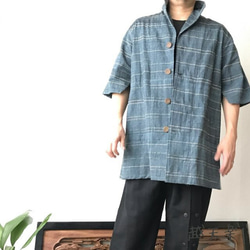 イタリアンカラー手織り綿メンズブラウス　前部分はシンプル、背中ボタンと裾タックで後ろ部分を遊んでる前開き 青グレイ絣 2枚目の画像