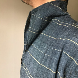 イタリアンカラー手織り綿メンズブラウス　前部分はシンプル、背中ボタンと裾タックで後ろ部分を遊んでる前開き 青グレイ絣 10枚目の画像